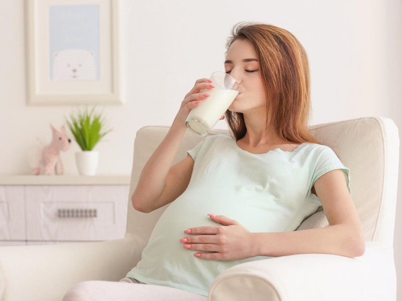 La mujeres que beben leche organica durante el embarazo pueden causar daño a la salud de su bebe